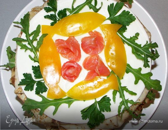 И так далее.Всего получится 6 слоёв.Сёмга,рукола,перец,петрушка,сёмга и перец.Последний слой накрываем блинчиком сулугуни и украшаем зеленью,перцем и рыбкой.Оставим пирог на пол часа-час для пропитки и можно кушать.