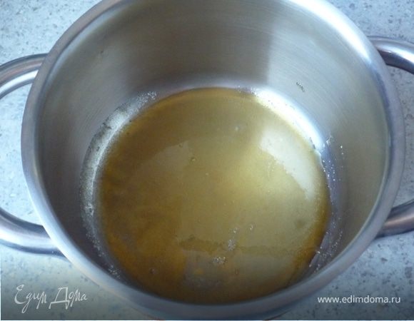В кастрюле на среднем огне карамелизируем сахар до светло-коричневого цвета, добавляем апельсиновый сок и кипятим 5 минут. 