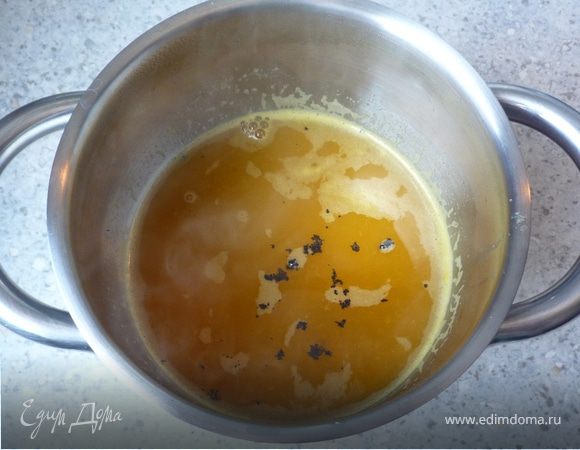 Стручок ванили разрезаем вдоль, выскребаем мякоть и вместе с лимонным соком добавляем к соусу.