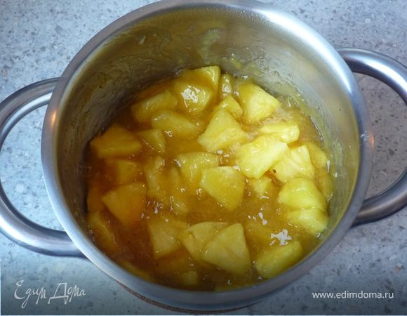 Крахмал разводим в 3ст.л. холодной воды, вмешиваем в кипящий соус и доводим до кипения. 
Добавляем ананас и еще раз доводим до кипения. Снимаем с огня, остужаем.