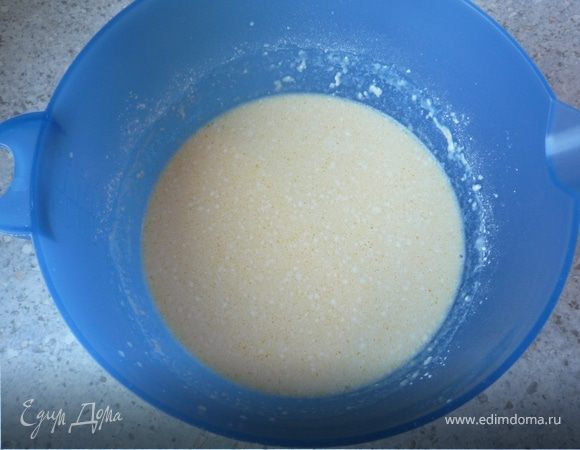 Тем временем печем блины. Растопим сливочное масло. В емкости смешиваем муку, молоко, яйца, ванильный сахар и щепотку соли. Добавляем 20г сливочного масла.