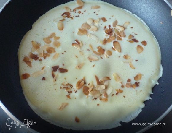 Смазывая сковороду небольшим кол-вом растительно масла выпекаем блины, посыпая миндалем сторону, которая не жарится на данный момент.