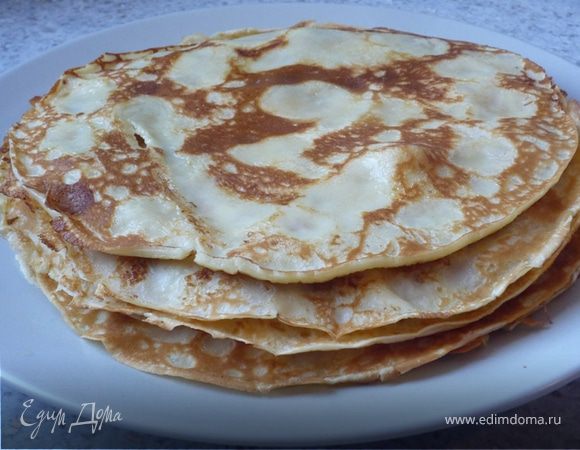 Из указанного количества ингредиентов получается 10 блинов. Не забывать промазывать блины оставшимся сливочным маслом.

