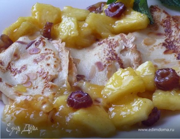 Финики режем кольцами, смешиваем с ананасовым компотом. 
Выкладываем на тарелку блины, компот, украшаем листочками мяты. Приятного аппетита!