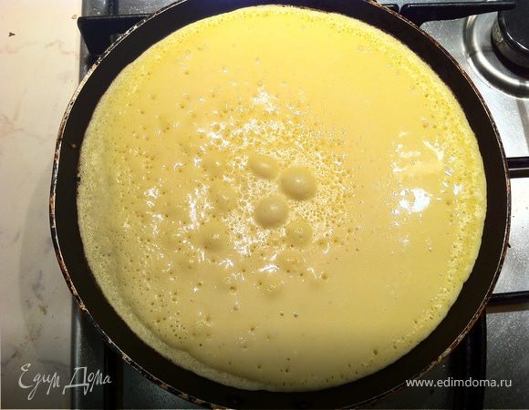 разогреть сковороду. У меня диаметр 21 см. Обжаривать бличик нужно до тех пор, пока не появится румяная корочка по краям, тут же при помощи лопатки перевернуть его на другую сторону буквально на 30 секунд. Снять со сковороды, Блинчик готов! Жарить блины нужно БЕЗ масла. Не пригорают. Проверено;) Ну и конечно же нужно брать проверенную блинную сковороду;) Моей уже 5 лет, а я ее никак не хочу менять (на фото именно она:) Моя старушка. хе-хе:)