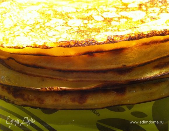 Готовый блинчик переложить на блюдо и смазать сливочным маслом. Для тех, кто не любит хрустящие кра-обильно смажьте их маслом, они станут мягкие;)Выкладываем блины один на один...горка растет...