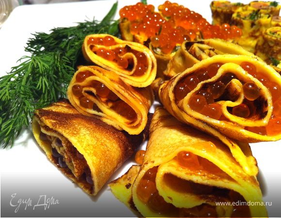 потом все-таки решила и сделала классические блины с красной икрой. Нарезала наискось. 
