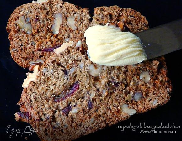 Духовка 180С. В кастрюле закипятить воду с маслом, финиками и медом. Немного остудить. Просеять муку, разрыхлитель, добавить орехи, яйцо. В смазанную форму выложить тесто и печь 35-40 минут. Остудить, потом нарезать.