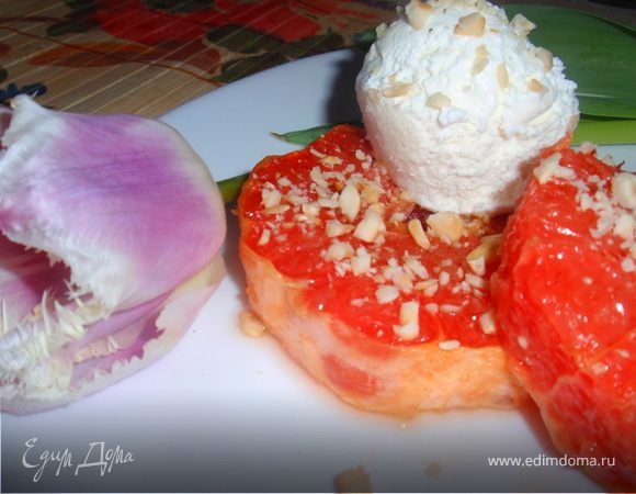 Печь при температуре 200 градусов 15 минут. Остудить. Подавать с шариком ванильного мороженного, сверху присыпать измельченными орехами. Приятного аппетита!!!