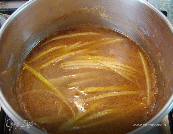 В кастрюле (советую брать такую кастрюлю, чтобы грушу можно было полностью положить на дно) вскипятите 150 мл воды. Добавьте туда сахар, корицу, лимонный сок и цедру. (Потрясающий аромат).