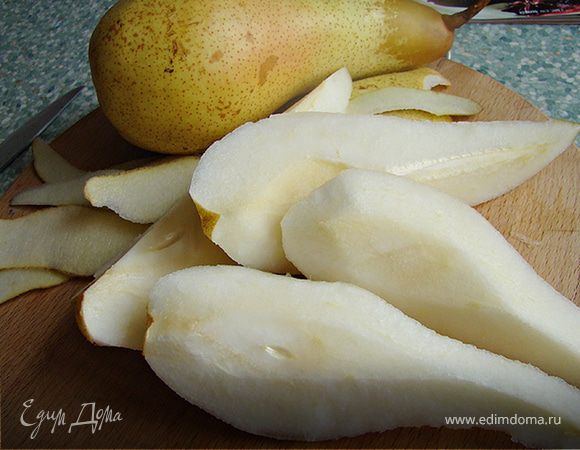 Грушу очистите от кожуры. Порежьте пополам или на 4 части (На мой взгляд удобнее на 4 части. Она так лучше пропитается в сиропе). Вырежьте сердцевину. 