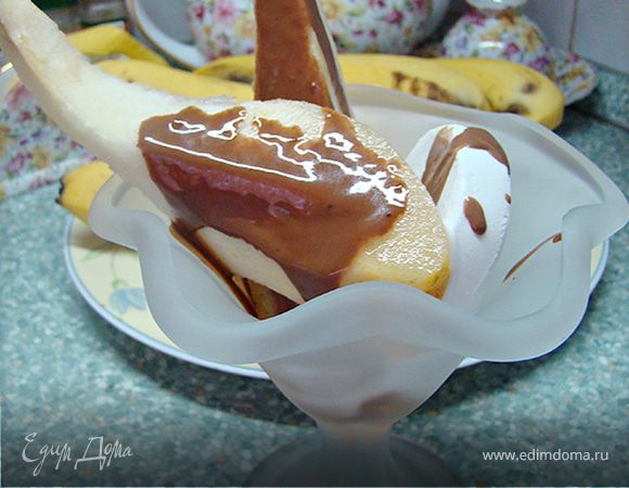 Выложите груши, положите немного мороженого и полейте шоколадным соусом. 

Мороженое немного подтает, теплая груша с немного кисленьким привкусом, невероятный шоколад. Вкус шикарный! 

Попробуйте, не пожалеете! 