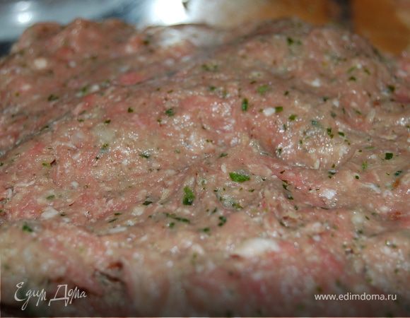 Лук очистите и крупно нарежьте. Хлеб замочите в молоке и отожмите. Хлеб, лук и петрушку измельчите мелко в блендере, но не до состояния каши. Добавить фарш и еще раз включите блендер. Можно это сделать и в мясорубке. Фарш выложите в миску, посолите и поперчите по вкусу, добавьте сухую горчицу и желтки. Перемешайте.