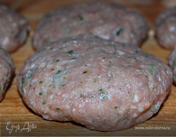 Сформируйте круглые или овальные котлеты и обжарьте в масле с двух сторон.