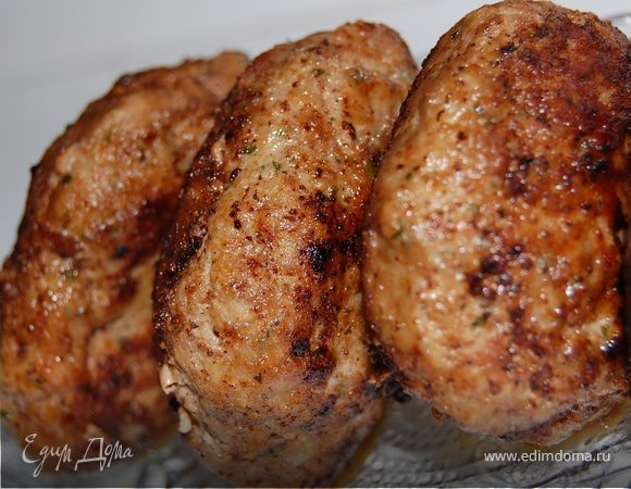 Выложите готовые котлеты в тарелку, застеленную бумажной салфеткой, чтобы впитались излишки масла.