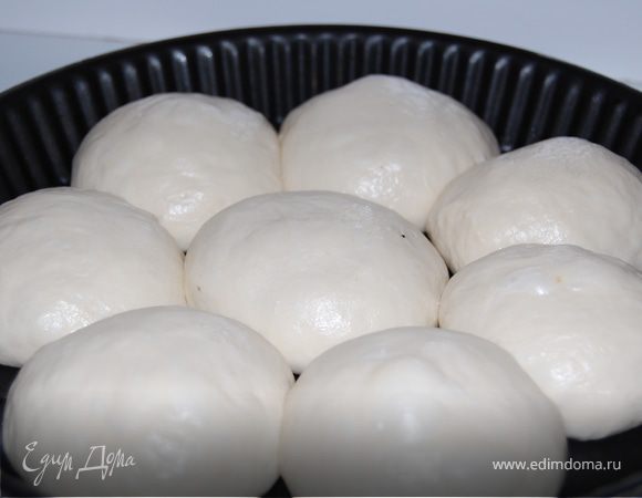 Просеянную муку смешайте с дрожжами,сахаром и солью добавьте молоко и замесите тесто. 
Дайте тесту подойти в два раза,по времени не пишу,т.к дрожжи и температура в комнате у всех разная.
Разделите тесто на 8  равных кусочков. Сформуйте из этих кусочков шарики и уложите в противень. 
