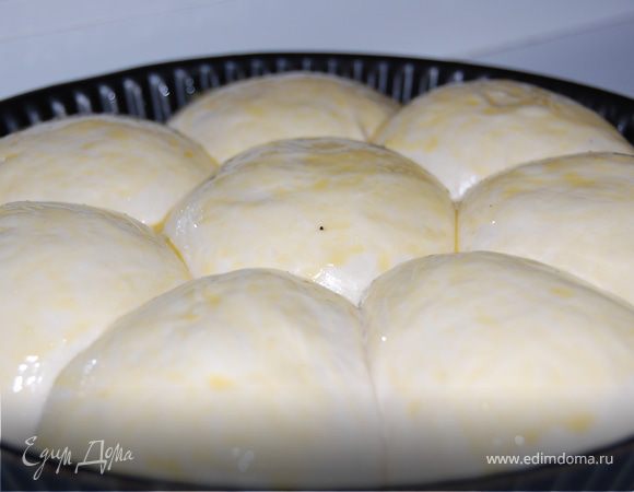 Дайте им подойти мин 40-50.Смажьте взбитым яйцом.