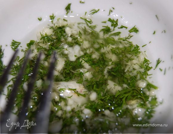 Пока будет выпекаться булка сделайте соус. Чеснок пропустите через пресс.В растительное масло добавьте укроп,соль,чеснок ,перемешайте.