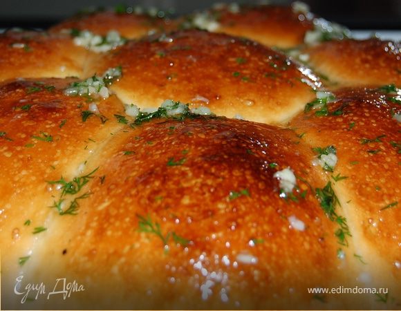 Готовую,  горячую булку обильно смажьте соусом и дайте полностью остыть.
Все!