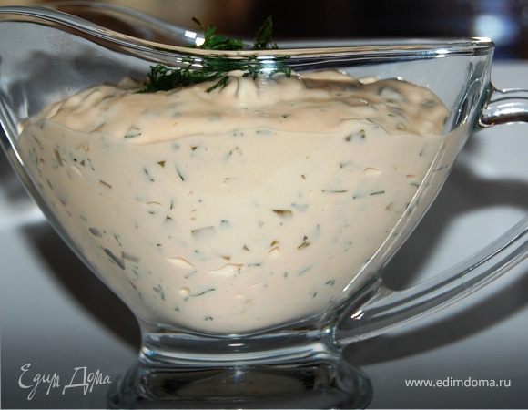 Огурчик порезать очень мелко,кубиками.Чеснок пропустить через пресс.Укроп  мелко порубить.
Все ингредиенты аккуратно и тщательно перемешать.Поставить соус в холодильник для охлаждения. И можно подавать.
Очень вкусно!!! 