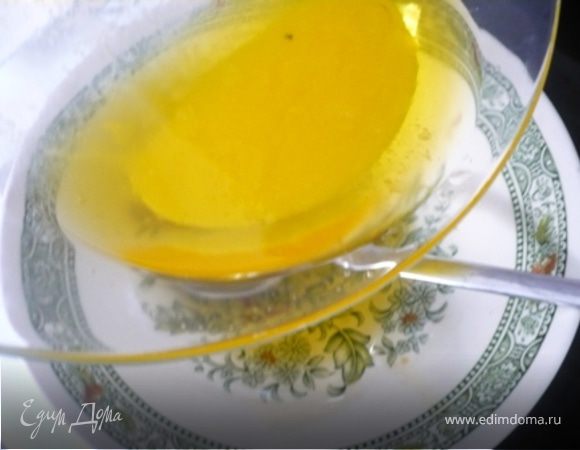 75 гр. масла растопить в нагретой до 110 С духовке около 10 минут или пока оно не расслоится на жир и молочные белки, которые осядут на дне. Слить ложкой получившийся жир в тарелочку , а осадок вылить. 
