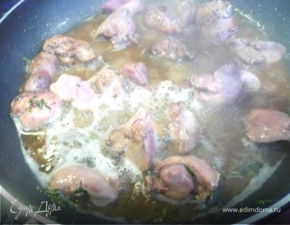 Добавить коньяк и потушить еще 1 минуту.  
