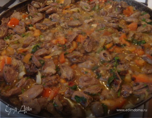 Приготовим сердечки (заправка нашей капусты): разрезать вдоль, промыть, удалить трахеи. Возьмем большую чугунную сковороду (можно ВОК)-разогреем в ней оливк.масло (2 ст.л.)-я брала масло из вяленых помидоров-ароматное, но можно взять любое другое. Выкладываем в сковороду сердца, слегка румяним (слегка!чтоб резиновыми не стали).
Шинкуем мелко помидоры, лук, зелень-чтоб все овощи дали сок. Лук мнем и присыпаем солью. Выкладываем к сердцам его. Мешаем и даем луку стать прозрачным. Далее солим,перчим, выкладываем помидоры и зелень. Мешаем и добавляем чуть-чуть воды (если от сердец её не достаточно). Тушим на медленном огне минут 15. Нежнейшие сердца готовы.