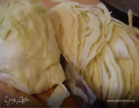 Займемся капустой: шинкуем тонко-как на борщ. Выкладываем в чугунную сковороду-пересаливаем,мнем руками и даем капусте пустить сок.Ставим на огонь (умеренно-медленный). Польем нашу капусту оливк.маслом. Перемешаем и дальше пусть тушится минут 10. Вы увидите как капуста становится все более и более мягкой.
