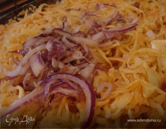 Добавить 1 ст.л. рассола от корнишонов и лавр с базиликом (или если вы не хотите получить капусту с более квашенным вкусом, то просто замените рассол на воду). Тушить до готовности- еще минут 5-8