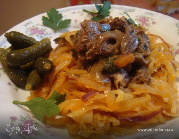 Сервируем: выкладываем на тарелку капусту, сверху горкой сердца- украшаем корнишонами и зеленью. Приятного аппетита!