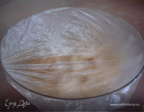 накрыть тесто пленкой и поставить 30 минут в прохладном месте