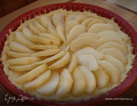 сверху уложить веером дольки яблок