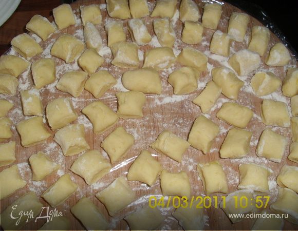 Кладём в чашку пюре, разбеваем туда яичко, добавляем немного соли и засыпаем муку, так чтобы тесто было мягкое, но и не сильно прилепало к рукам.
Даём 20 минут полежать и раскатываем на тоненькие колбаски. Отвариваем в подсолёной воде минуты 3-4 после закипания.
На стол подаём с маслом и со сметанкой
