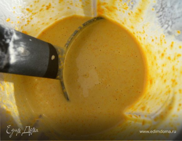 Взбить яйца с сахаром, солью. маслом и молоком, Добавить измельченную цедру, муку и крахмал. Опять взбить миксером. Густоту отрегулировать так. чтобы тесто было таким (мукой или водой), чтобы вам было удобно с ним работать.