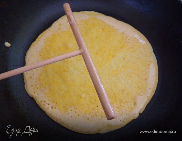 На разогретой сковородке "жарим" (без масла) блины...