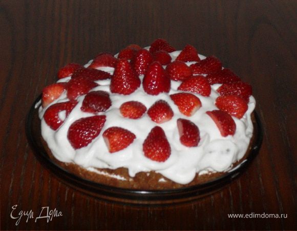 В моей духовке при 150 градусах 20 минут корж был готов.Разрезать на два коржа,когда остынет. Смазать кремом нижнюю часть.Соединить со второй половинкой.Смазать щедро кремом верх и бока.Украсить свежей клубникой.