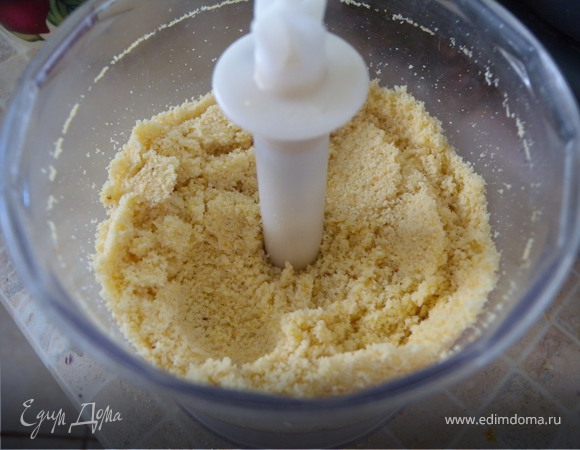 Нагреваем сливки, но не кипятим. Растворить крахмал в паре столовых ложек холодных сливок. Тонкой струйкой ввести в горячие сливки. Повторно нагреть. 