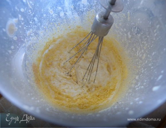 ...Добавляем миндальную пыль. Остудить. Взбить миксером. Поставить в морозилку на 20 минут