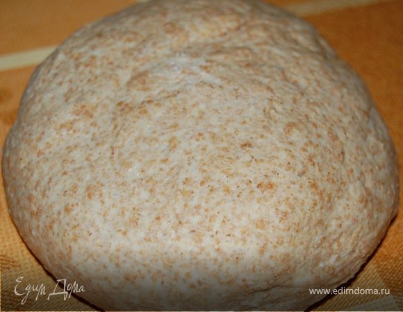 Все сухие ингредиенты перемешиваем добавляем воду и замешиваем тесто.В самом конце вводим масло и замешиваем эластичное тесто.
Даем ему постоять мин 45-50 и начинем разделывать.

