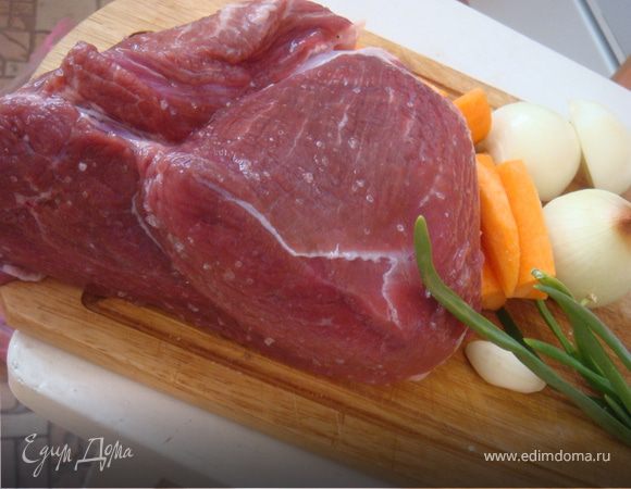 говядину промыть, натереть солью. Овощи подготовить-очистить и крупно порубить.