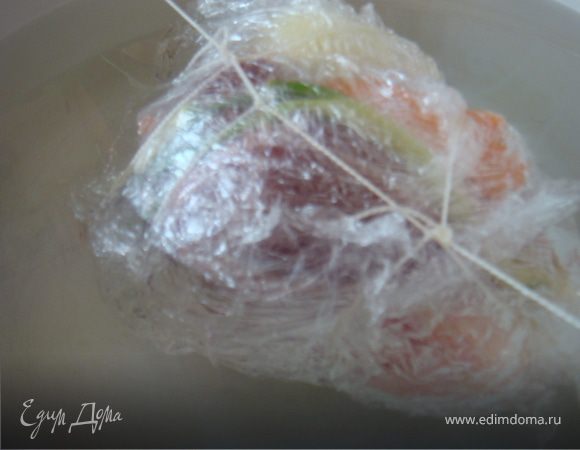 завернуть говядину,обложенную овощами в пакет для запекания (предназначенный для высоких температур! обычный пакет не подойдет!). Налить в широкую кастрюлю холодную воду. Говядину в пакете поместить в кастрюлю с водой и привязать нитками к ручкам кастрюли так,чтобы мясо находилось в воде на весу.