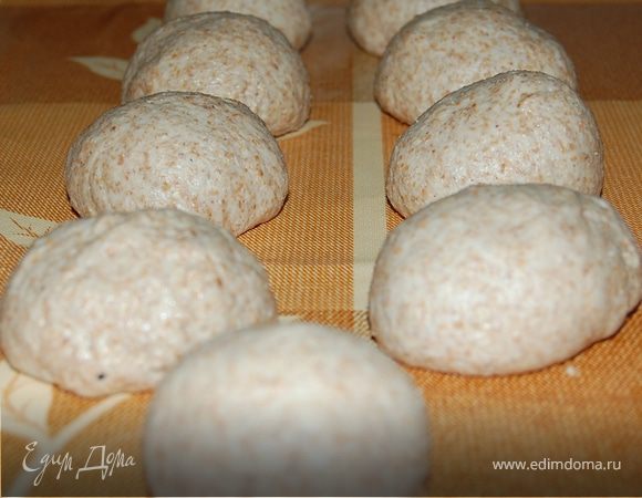 из 
этих кусочков формуем((раскатываем в виде колбаски) наши гриссини.
Выкладываем их на приотивень,смазанный раст.маслом.И даем расстояться мин 40-50.