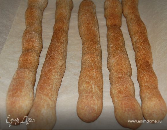 Готовый гриссини выкладываем на пергаментную бумагу и даем остыть.