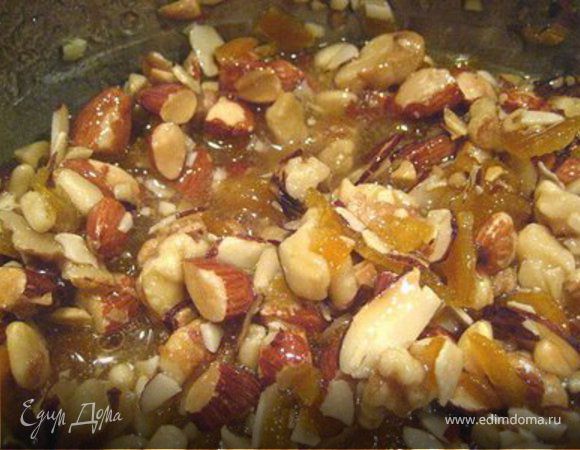 В кастрюле сварить на среднем огне сахар и мед примерно 3-4 мин после закипения до образования карамели.Остудить 10 минут.
В миске смешать все остальные компоненты (орехи,какао,муку,специи...)Добавить карамель и перемешать деревянной лопаткой до однородного состояния.