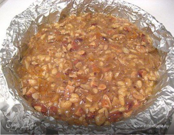 Вылить тесто в формочку выстланную бумагой.Разровнять дать постоять минут 10.