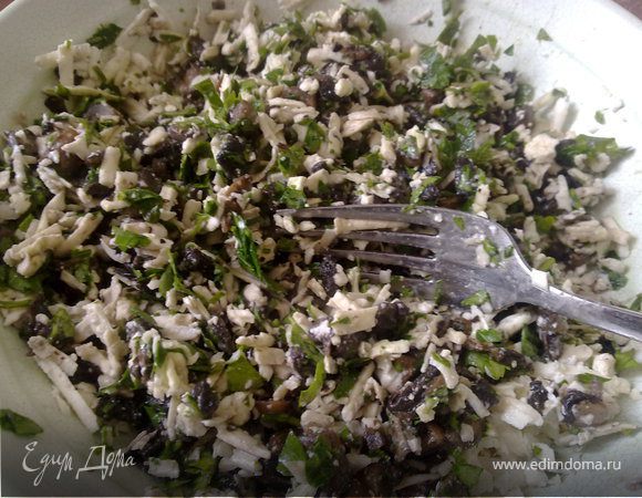 Приготовить фарш:
Грибы хорошо промыть, мелко нарезать и обжарить на оливковом масле до золотистого цвета. Брынзу натереть на крупной терке, рукколу порубить и все перемешать. 
