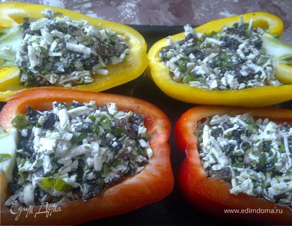 Перец помыть, разрезать пополам, удалить семена. Полученной смесью нафаршировать перцы и запечь до готовности.