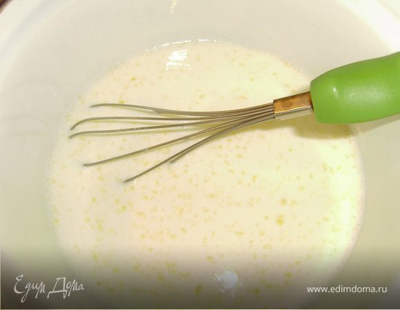 Для начала приготовим тесто для блинов: смешать молоко с яйцами... Хорошо взбить венчиком и постепенно добавлять муку... Пока тесто не станет по консистенции как сметана... После щепотка соли, сахара и на кончике ножа сода..... На пол часа в холодильник..... 