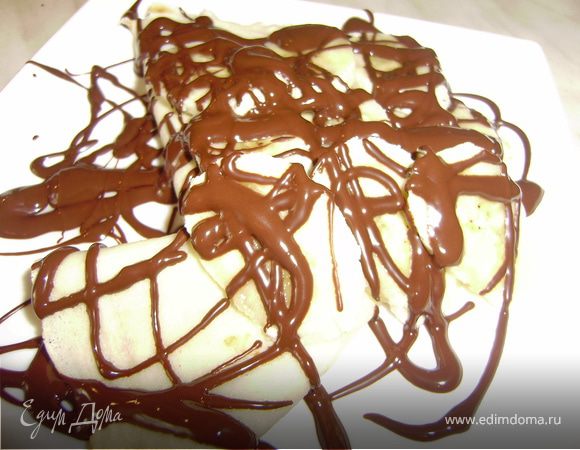 Теперь растапливаем шоколад на водяной бане... Пока шоколад топиться складываем блинчик в треугольник выкладываем нарезанный банан... И как только шоколад растопился заливаем блинчики шоколадом....