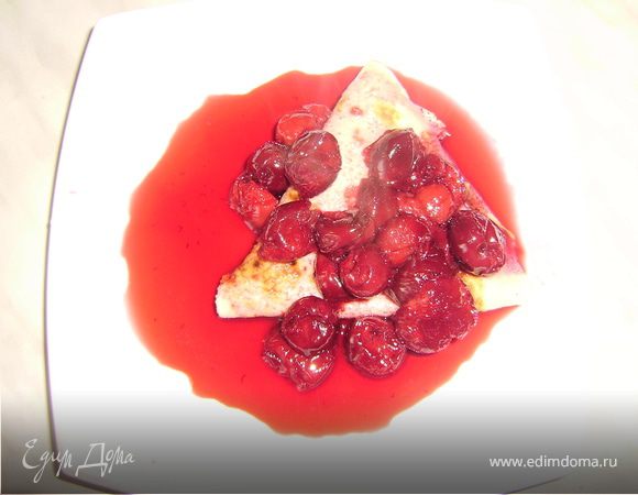 На разогретую сковородку выкладываем вишню (у меня была замороженная) обжариваем 2 минуты чуть раздовив ягодки.. Добавляем 2 ст. ложки сахара и 50 гр. коньяка и поджигаем... еще 1 минута и поливаем следующую порцию блинчиков вишней и получившимся сиропом....